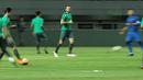 Ekspresi Ilija Spasojevic (tengah) saat mengikuti  sesi uji coba lapangan di Stadion Pakansari, Bogor, (26/4/2018). Indonesia akan melawan Bahrain pada laga perdana PSSI Anniversarry Cup 2018 . (Bola.com/Nick Hanoatubun)