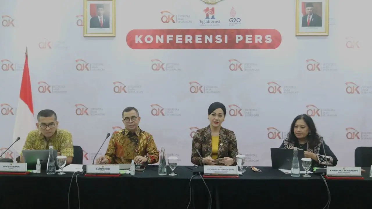 Anggota Dewan Komisioner OJK Bidang Edukasi dan Perlindungan Konsumen, Friderica Widyasari Dewi (Kedua dari kanan). (Dok OJK)