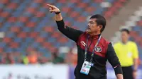 Pelatih kepala Timnas Indonesia U-22, Indra Sjafri memberikan arahan kepada pemainnya saat laga semifinal sepak bola SEA Games 2023 melawan Timnas Vietnam U-22 di Olympic Stadium, Phnom Penh, Kamboja, Sabtu (13/05/2023). (Bola.com/Abdul Aziz)