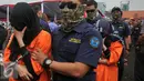 Tersangka saat dikawal petugas saat pemusnahan barang bukti narkotik jenis shabu sebanyak 120 kilogram di Jakarta, Jumat (26/2). Barang bukti narkoba didapat BNN dari hasil tangkapan sejak awal Januari 2016. (Liputan6.com/Gempur M Surya)