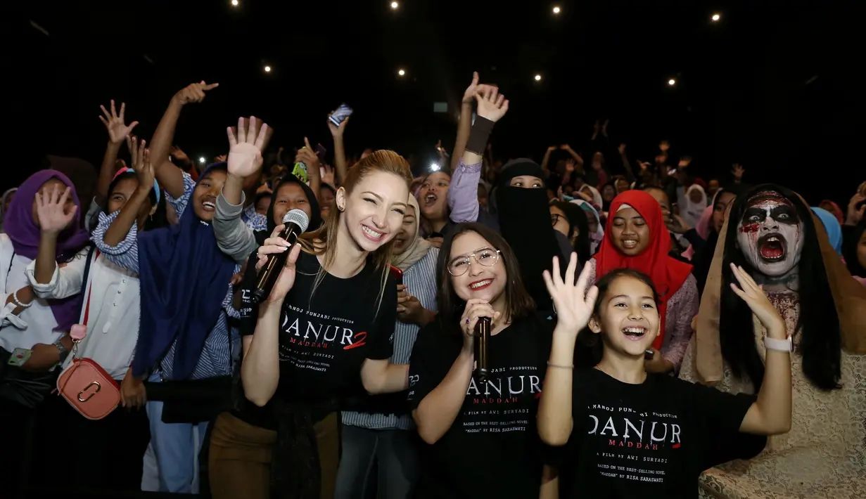 Prilly senang dengan antusias penonton. Ia melihat, meski tak ada mengadakan kuis, tapi para penonton datang dari berbagai daerah dengan dandanan layaknya hantu. (Nurwahyunan/Bintang.com)