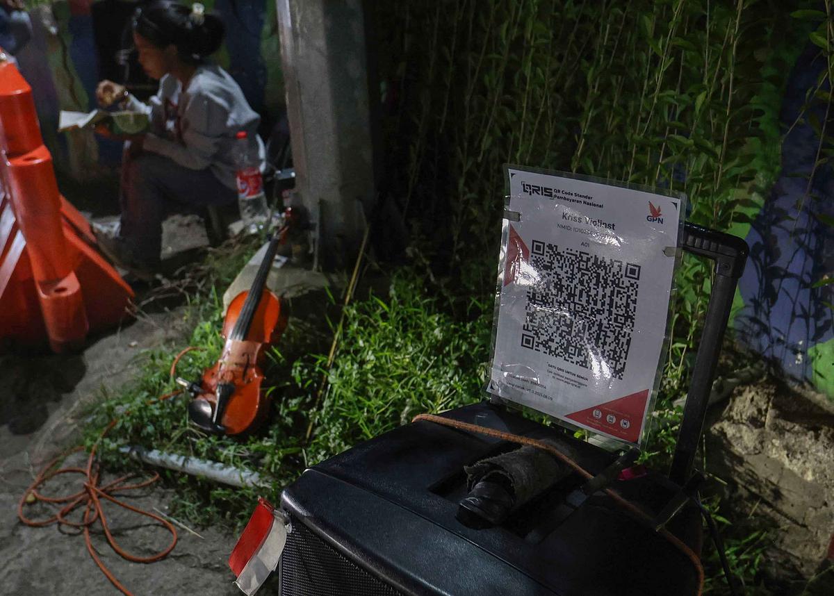 FOTO: Musik di Lampu Merah,  Kisah Kris Si Biola Jalanan dan Polemik Royalti