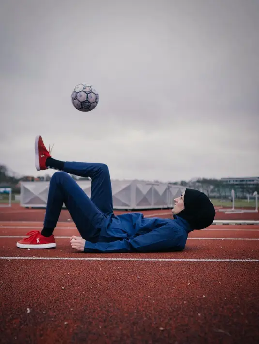 Jika biasanya freestyler sepakbola didominasi pria, perempuan asal Denmark ini membuktikan bahwa wanita berhijab bisa menekuni sebagai freestyler.
