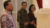 Presiden Joko Widodo (Jokowi) bersama Menteri Keuangan Sri Mulyani saat menerima pimpinan bank umum Indonesia di Istana Negara, Kamis (15/3). Presiden didampingi Menko Perekonomian Darmin Nasution dan Kepala OJK Wimboh Santoso. (Liputan6.com/Angga Yuniar)