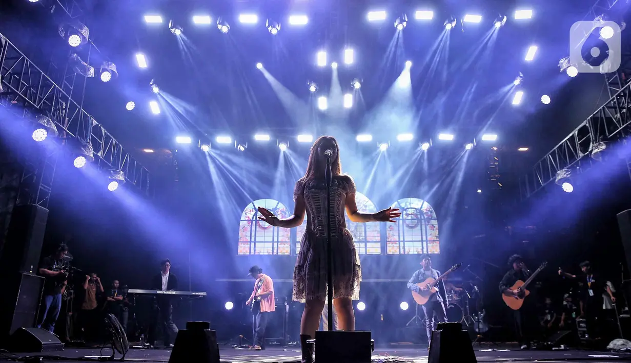 Bertaut, Berpayung Tuhan, dan Semua Aku Dirayakan menjadi hits Nadin Amizah yang paling ditunggu penggemarnya di gelaran KapanLagi Buka Bareng BRI Festival 2025. (Liputan6.com/Angga Yuniar)