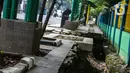 Kondisi trotoar yang rusak di kawasan Blok S, Jakarta, Kamis (4/3/2021). Dinas Bina Marga Provinsi DKI Jakarta akan merevitalisasi trotoar sepanjang 4,6 kilometer di kawasan Kebayoran Baru, Jakarta Selatan. (Liputan6.com/Faizal Fanani)