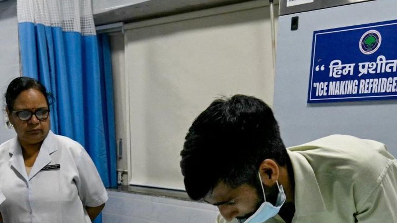 Gelombang panas yang menghantam India membuat banyak orang mengeluhkan gangguan kesehatan terkait panas atau heat stroke.&nbsp;Foto: Arun Sankar/AFP