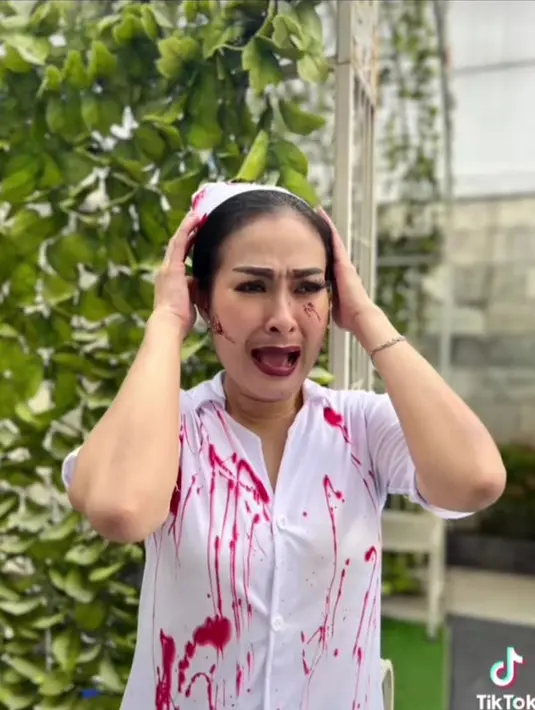 Pelantun lagu Cinta Bukanlah Kapal itu memang kerap mencuri perhatian. Kekompakannya bareng keluarga kerap menuai pujian. (Liputan6.com/TikTok/@Iisdahlia).