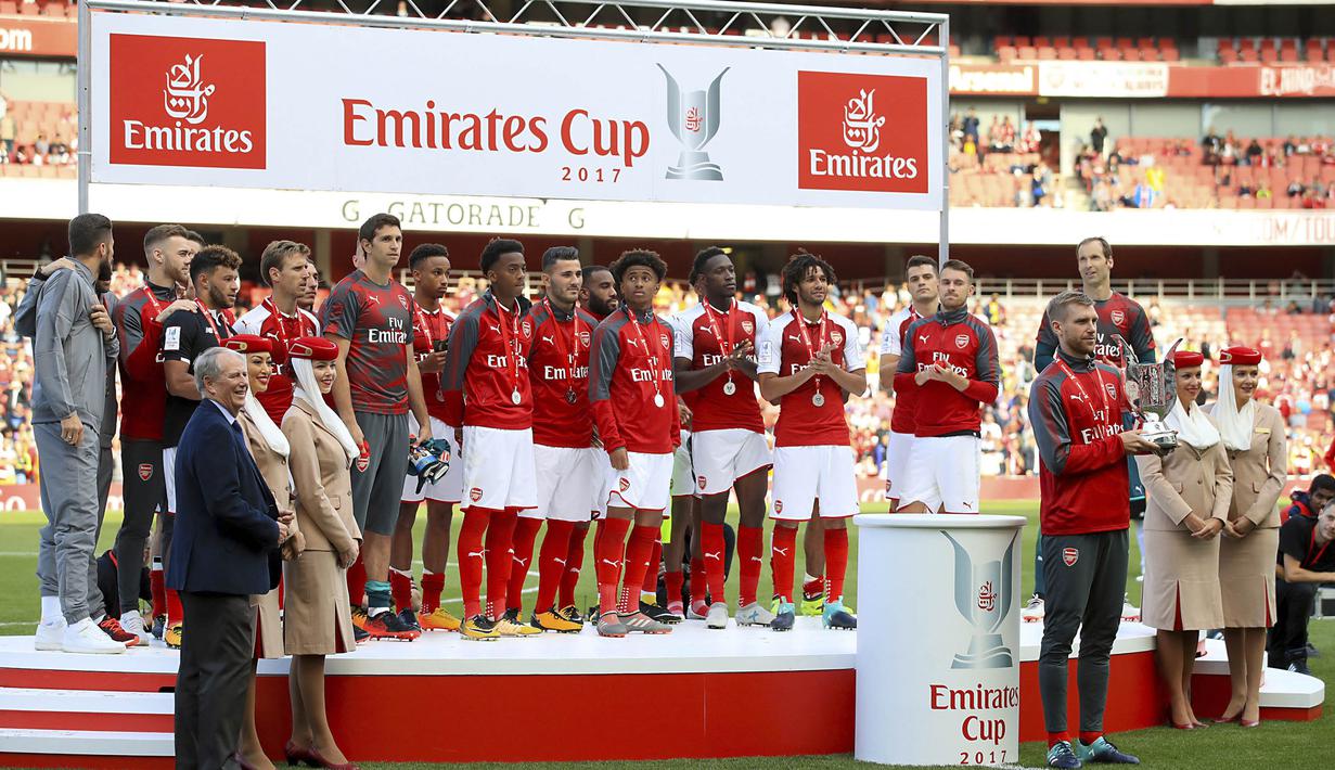 Para pemain Arsenal berpose di atas podium setelah berhasil menjuarai turnamen Piala Emirates yang berlangsung di Stadion Emirates, Minggu (30/7/2017). Arsenal takluk 1-2 dari Sevilla. (AP/John Walton)