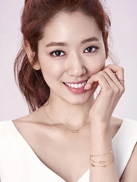 Meski sering dikaitkan dengan operasi plastik, Park Shin Hye lebih memilih jalani hidup tanpa sentuhan operasi. Ia juga membeberkan rahasia kecantikan alaminya. (Soompi/Bintang.com)