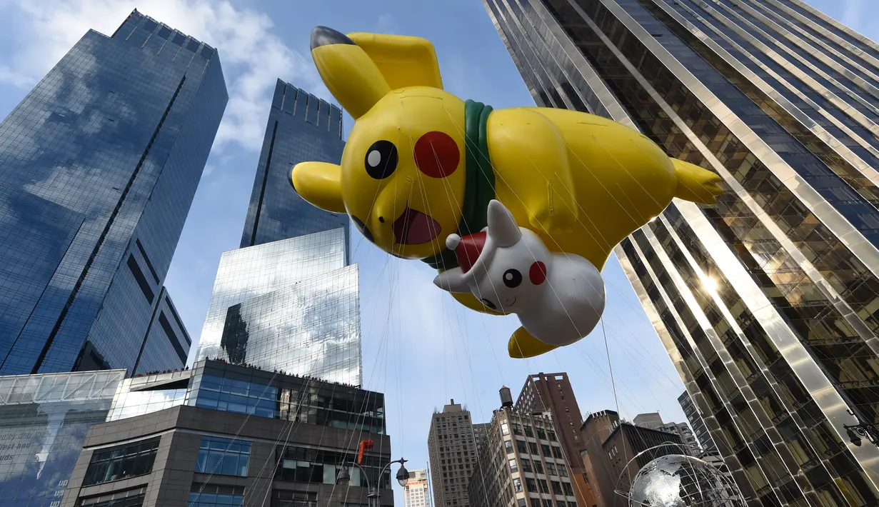 Balon raksaksa berbentuk Pokemon ikut meramaikan Parade Thanksgiving Day di New York City (26/11/2015). Beragam balon raksaksa yang dibuat seperti tokoh animasi menjadi suguhan utama dalam perayaan tersebut. (AFP Photo/Timothy A. Clary)