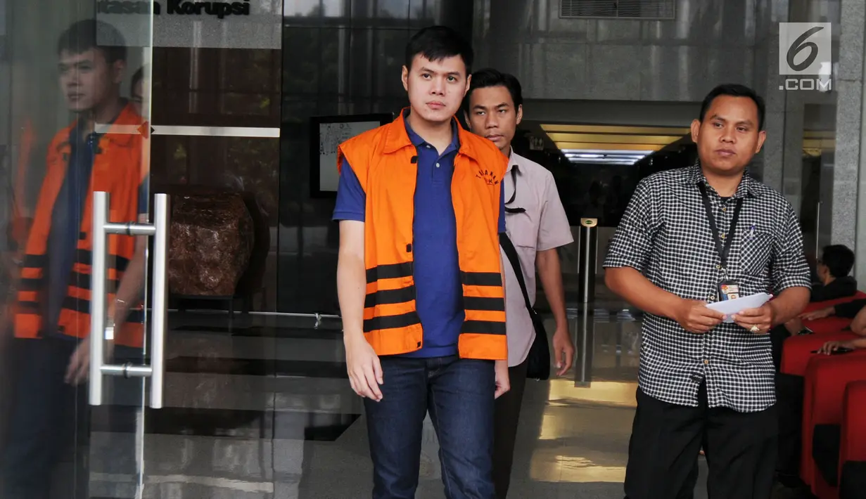 Tersangka Direktur PT Hidro Tekno Indonesia Hendrawan Maruszama dikawal petugas memakai rompi tahanan usai menandatangani berkas P21 tahap II di gedung KPK, Jakarta, Kamis (22/03). (Merdeka.com/Dwi Narwoko)