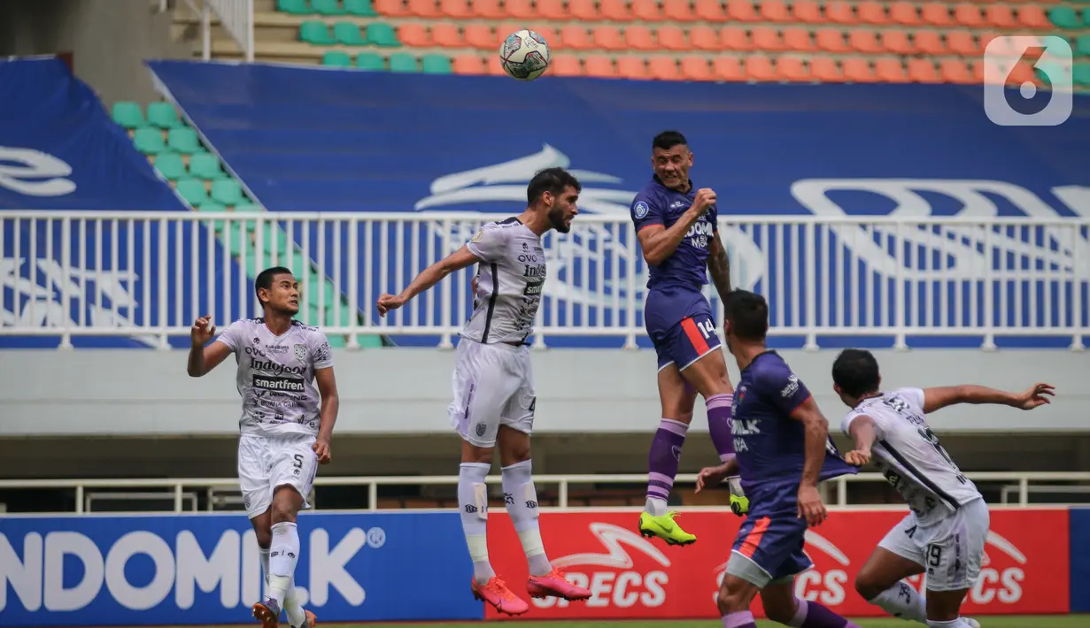 Penyerang Persita Tangerang, Alex Goncalves berusaha mencetak gol saat melawan Bali United pada laga pekan keempat BRI Liga 1 2021/2022 di Stadion Pakansari, Bogor, Jumat (24/09/2021). Bali United menang tipis atas Persita Tangerang 2-1.  (Bola.com/Bagaskara Lazuardi)