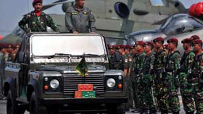 Ksad Letjen Tni George Toisutta Memeriksa Pasukan Pada Upacara Hut Ke 50 Korps Penerbangan Tni Ad Penerbad Di Pangkalan Udara Utama Tni Ad Lanumad Ahmad Yani Di Semarang Senin 16 11 Antara Foto Liputan6 Com
