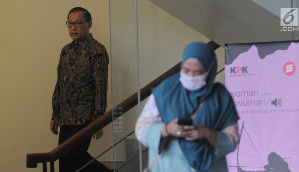 Mantan Menteri Keuangan Agus Martowardojo (kiri) seusai menjalani pemeriksaan di Gedung KPK, Jakarta, Jumat (17/5/2019). Agus Martowardojo memenuhi panggilan KPK sebagai saksi kasus dugaan korupsi proyek e-KTP untuk tersangka anggota DPR Fraksi Golkar Markus Nari. (merdeka.com/Dwi Narwoko)