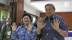 Presiden ke-6 RI Susilo Bambang Yudhoyono bersama Ani Yudhoyono menunjukkan tinta pada jarinya usai mencoblos pada Pilkada Serentak 2018 di Tempat Pemungutan Suara (TPS) 06 Kelurahan Nagrak, Gunung Putri, Bogor, Rabu (27/6). (Liputan6.com/Herman Zakharia)
