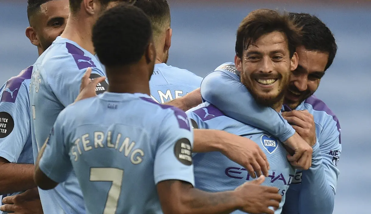 Gelandang Manchester City, David Silva, merayakan gol yang dicetaknya ke gawang Newcastle United pada laga lanjutan Premier League pekan ke-34 di Etihad Stadium, Kamis (9/7/2020) dini hari WIB. Manchester City menang 5-0 atas Newcastle. (AFP/Oli Scarff/pool)
