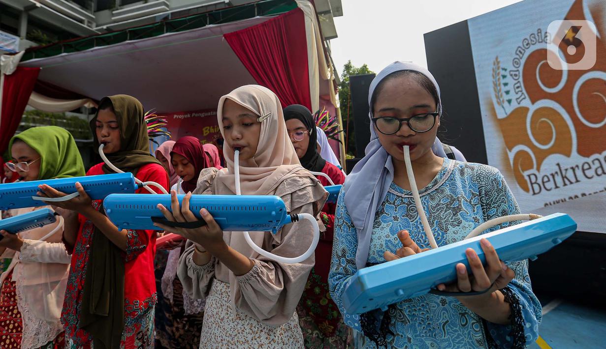 Mulai dari peragaan busana dan tarian daerah hingga kesenian drama nusantara. (Liputan6.com/Angga Yuniar)