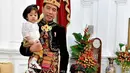 Presiden Joko Widodo kembali memilih menggunakan pakaian adat dalam upacara HUT ke-74 RI di Istana Negara, Sabtu (17/8/2019). Kali ini, Jokowi tampil tradisional dengan pakaian adat Klungkung, Bali. Ia tampil dengan beskap beludru hitam dengan bordiran emas. (Instagram/Jokowi).