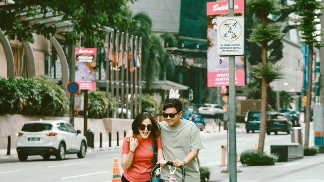 Sesekali, Denny Caknan juga memeluk bahu sang istri.