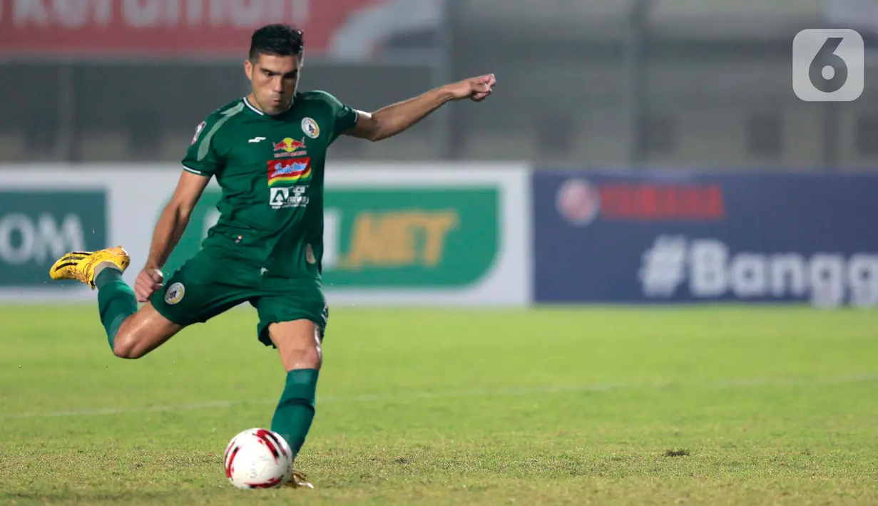 Pemain PS Sleman, Fabiano Da Rosa Beltrame menendang bola dari titik penalti dalam pertandingan perempat final Piala Menpora 2021 melawan Bali United di Stadion Si Jalak Harupat, Bandung. Senin (12/4/2021). (Bola.com/Ikhwan Yanuar)