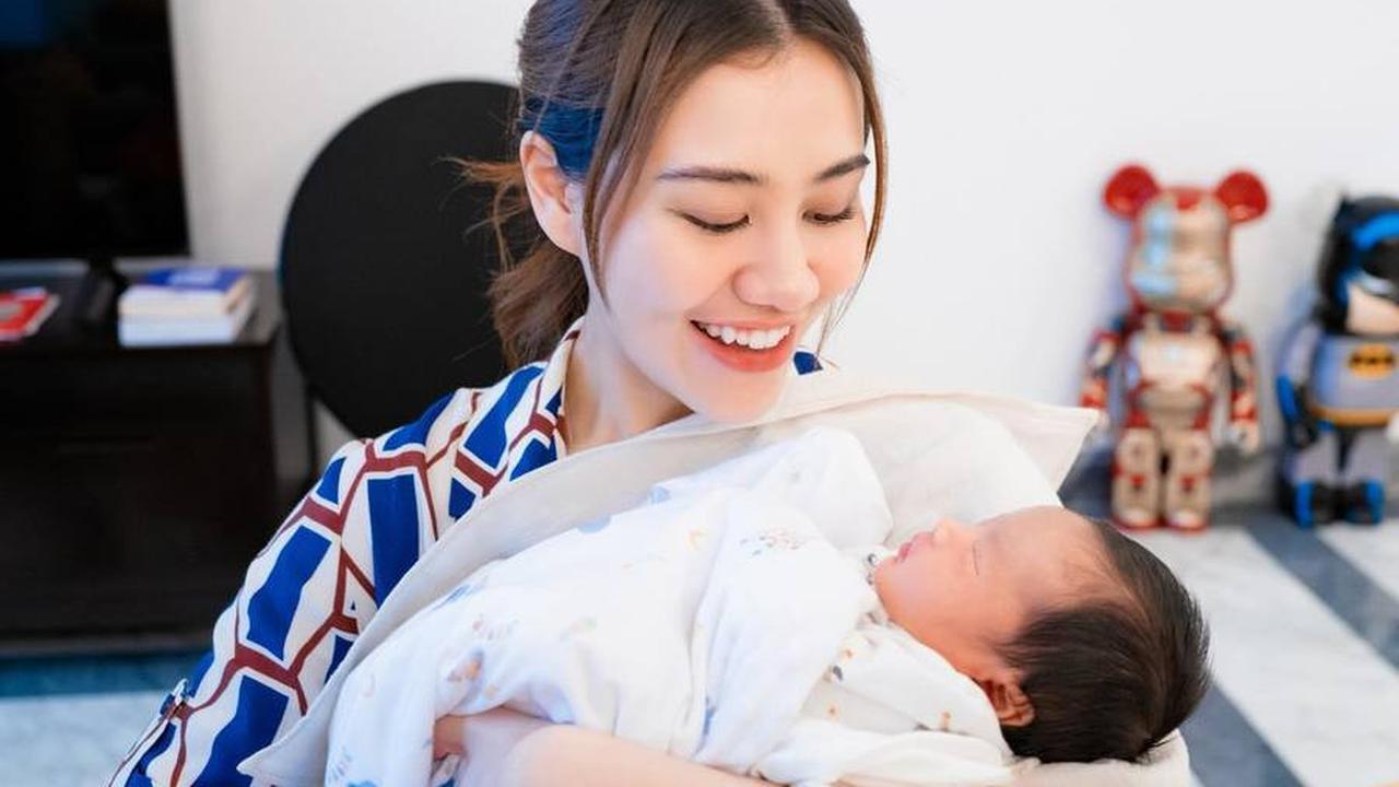 Potret Aaliyah Massaid & Thariq Halilintar Jenguk Anak Shandy Purnamasari yang Baru Lahir, Didoakan Segera Dapat Momongan