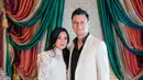 <p>Untuk acara formal, warna putih bisa jadi pilihan. Paduan dress panjang yang dikenakan Titi dan suit putih Christian sangat pas untuk outfit couple diacara formal. [Instagram/titi_kamall]</p>