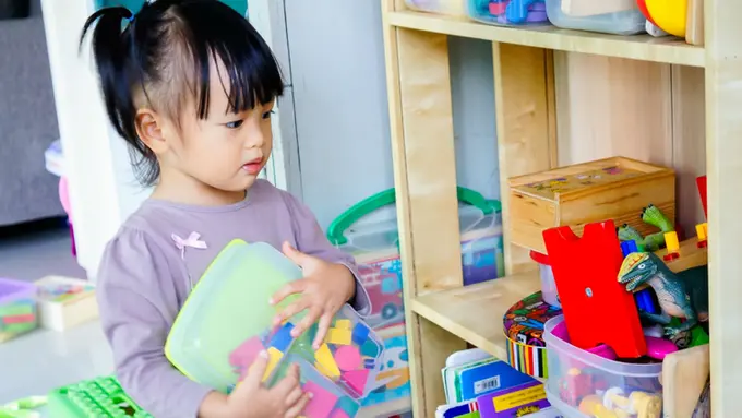 Ini 3 Cara Pintar Mam Ajarkan Si Kecil Merapikan Mainannya Sendiri