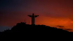 Pemandangan patung raksasa Yesus baru yang sedang dibangun di Encantado, negara bagian Rio Grande do Sul, Brasil, pada 9 April 2021. Patung yang dilabeli dengan nama Kristus sang Pelindung itu akan memiliki tinggi 43 meter, dan menjadi patung Yesus tertinggi ketiga di dunia. (SILVIO AVILA/AFP)