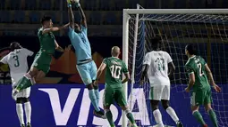 Kiper Senegal, Edouard Mendy berusaha menangkap bola dari sundulan bek Aljazair, Mehdi Tahrat pada pertandingan Piala Afrika (CAN) 2019 di June 30 Stadium di Kairo pada 27 Juni 2019. Edouard Mendy dikontrak Chelsea selama lima tahun. (/Jean-Francois Badias)