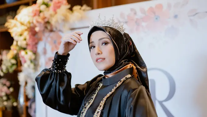 Inovasi Pertama di Indonesia Hijab Satin dengan Lubang Mikroskopis yang Bikin Adem dan Terlihat Elegan