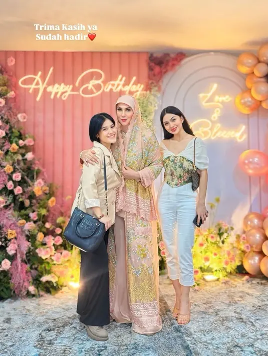 Sosok Ariel Tatum, yang dikabarkan dekat dengan Daffa Wardhana, turut mencuri perhatian dengan gaya modernnya. Ia mengenakan atasan off-shoulder yang dipadukan dengan floral corset top dan high-waisted pants putih, menciptakan tampilan yang chic dan stylish. [@marinizumarnisreal].