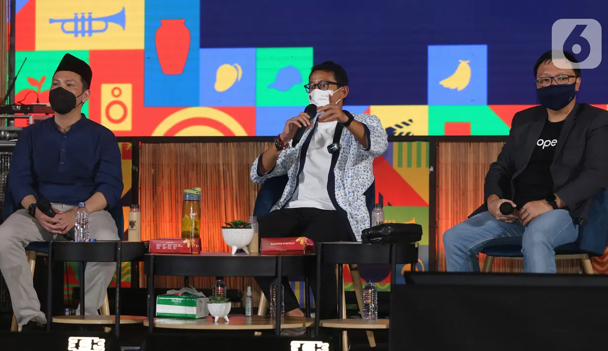 Menteri Parekraf Sandiaga Uno (tengah) bersama CEO Bukalapak Muhammad Rachmat Kaimuddin dan Co-Founder & Vice Chairman Tokopedia Leontinus Alpha Edison berbincang saat menghadiri Apresiasi Kreasi Indonesia (AKI) 2021 di Gandaria City, Jakarta, Kamis (9/12/2021). (Liputan6.com/Fery Pradolo)