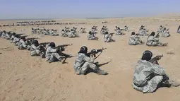 Para prajurit Taliban tengan dilatih dalam program pelatihan yang digelar selama tiga minggu di Lashkar Gah yang berada di Provinsi Helmand, barat daya, Afghanistan, Senin (25/10/202). Pasukan terbaru ini dilaporkan akan menyertakan tentara-tentara dari rezim sebelumnya. (AP Photo/Abdul Khaliq)