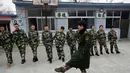 Seorang mantan anggota militer Tiongkok mengajarkan baris berbaris di Pusat Pendidikan Qide, Beijing, 19/2/2014. Pusat Pendidikan Qide merupakan sebuah camp bergaya militer yang menawarkan pengobatan untuk para pecandu internet. (REUTERS/Kim Kyung-Hoon)