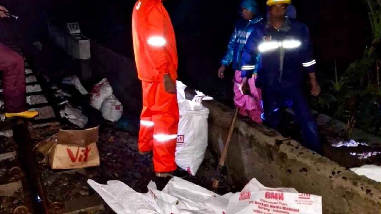 Hujan Deras Picu Gangguan KA Pantura Jateng di Kendal, Perjalanan Sempat Terhenti