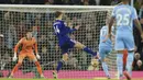 Pada menit ke-62 Manchester City mencetak gol kelima melalui Kevin De Bruyne. Tembakan kerasnya dari luar kotak penalti lagi-lagi tidak mampu dibendung Illan Meslier. (AP/Jon Super)