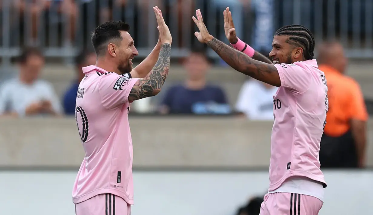 <p>Inter Miami berhasil melangkah ke final Leagues Cup 2023 usai menghajar Philadelphia Union di babak semifinal. Lionel Messi kembali menyumbang gol pada laga ini. (Tim Nwachukwu/Getty Images/AFP)</p>