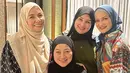 Potret Mona Ratuliu dan para sahabatnya yang bikin adem. Mona Ratuliu terlihat mengenakan hijab hitam, dipadu dengan kemeja hijau army, berpose bersama sahabatnya Meisya Siregar. [Foto: Instagram/monaratuliu]