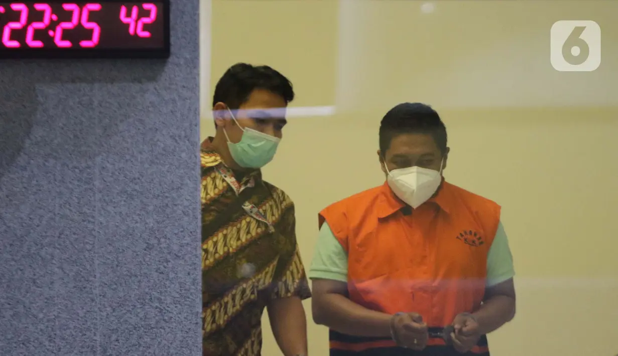 Petugas menggiring penyidik KPK, Stepanus Robin Pattuju (kanan) usai menjalani rilis penahanan di Gedung KPK, Jakarta, Kamis (22/4/2021). Stepanus ditahan sebagai tersangka kasus dugaan penerimaan hadiah terkait penanganan perkara Wali Kota Tanjung Balai 2020-2021. (Liputan6.com/Helmi Fithriansyah)