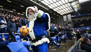 Sinterklas biru memegang bola sebelum dimulainya pertandingan Premier League Inggris antara Everton dan Chelsea di Goodison Park, Liverpool, Inggris barat laut, pada 22 Desember 2024. (Paul ELLIS/AFP)