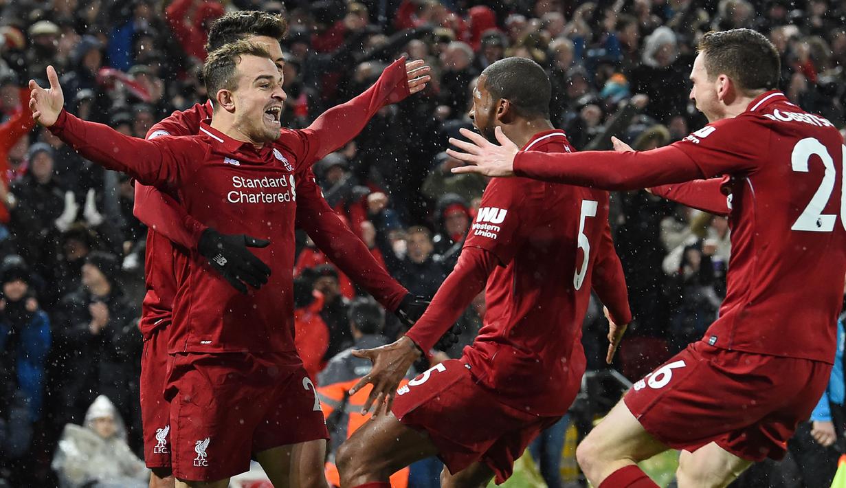 Para pemain Liverpool merayakan gol yang dicetak Xherdan Shaqiri ke gawang Manchester United pada laga Premier League di Stadion Anfield, Liverpool, Minggu (16/12). Liverpool menang 3-1 atas MU. (AFP/Paul Ellis)