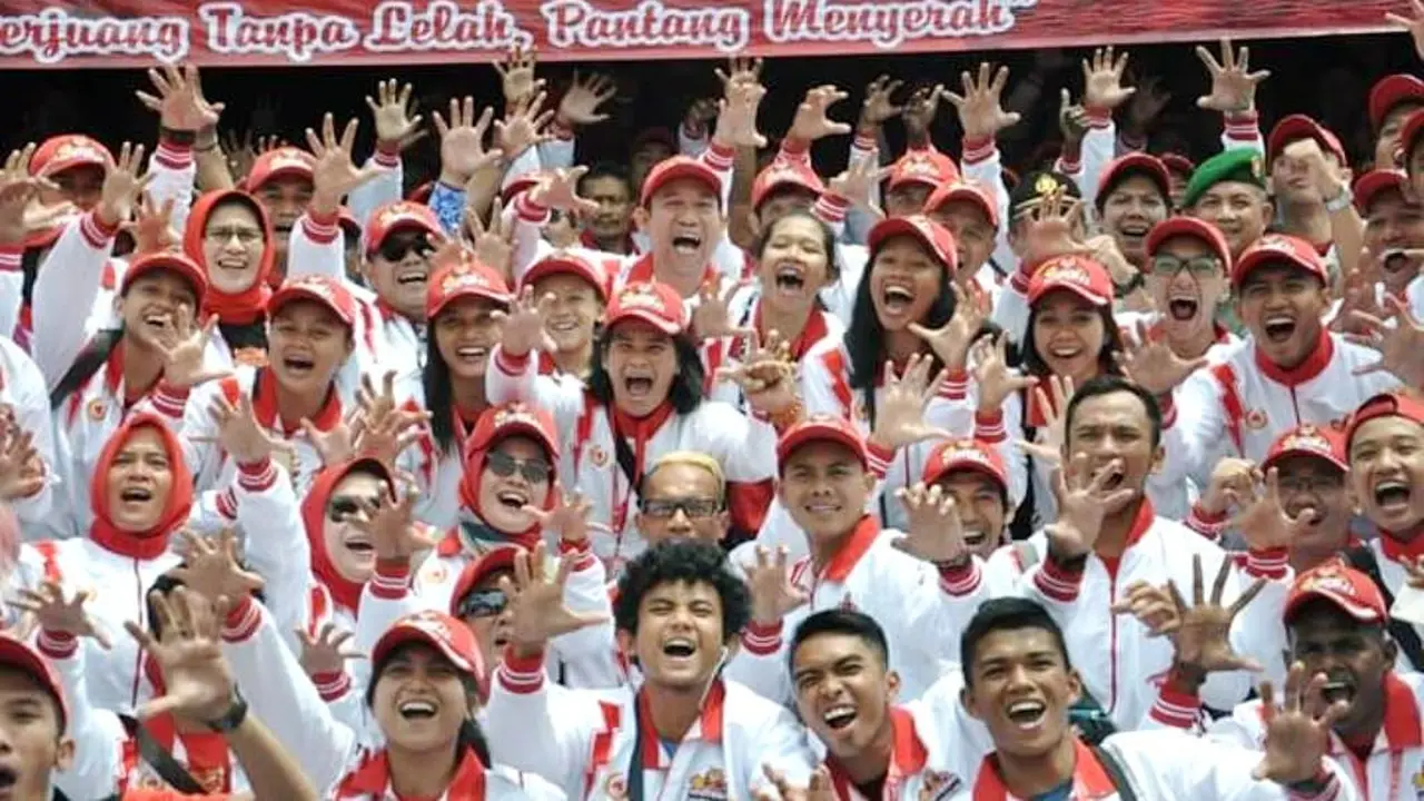 Bupati Banyumas Achmad Husein berfoto dengan atlet yang diberangkatkan ke Porprov Jateng 2018. (Foto: Liputan6.com/Humas Pemkab BMS/ Muhamad Ridlo)
