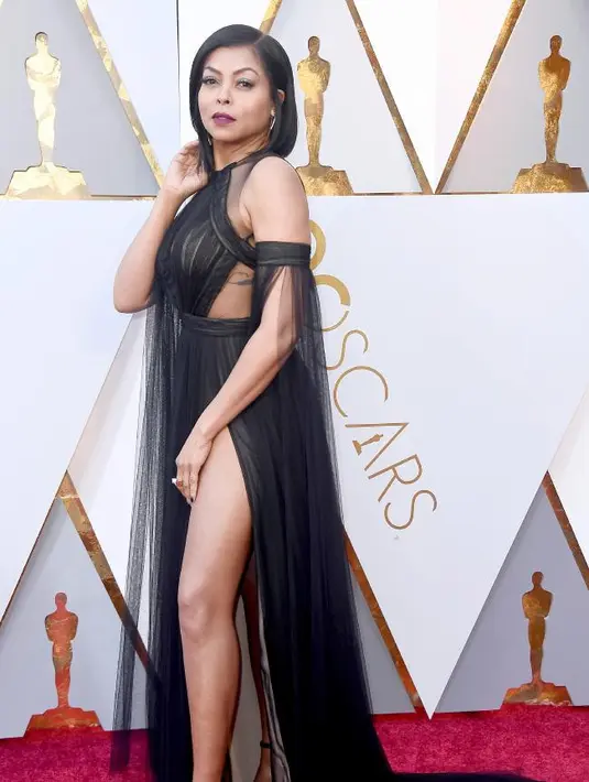Taraji P. Henson tampil seksi dan cantik dalam balutan dress berwarna hitamnya. (Getty Images/news.com.au)