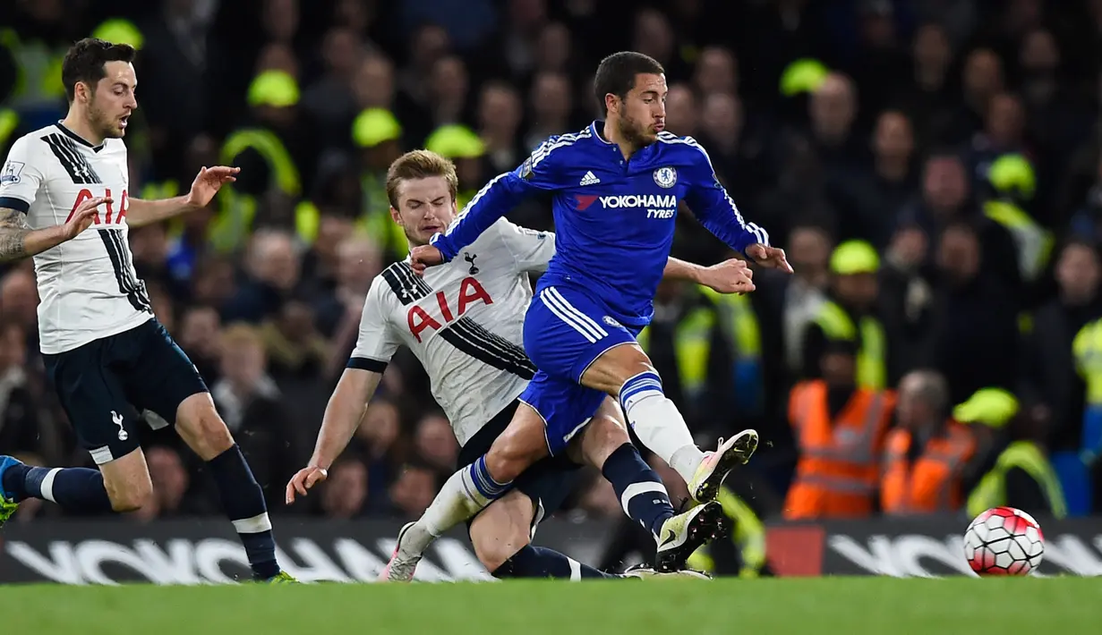 Gelandang Chelsea, Eden Hazard (kanan) berusaha membawa bola dari kawalan bek Tottenham Hotspur, Eric Dier pada lanjutan liga Inggris  di Stamford Bridge, London, (3/5). Chelsea bermain imbang dengan Tottenham dengan skor 2-2. (Reuters/Dylan Martinez)