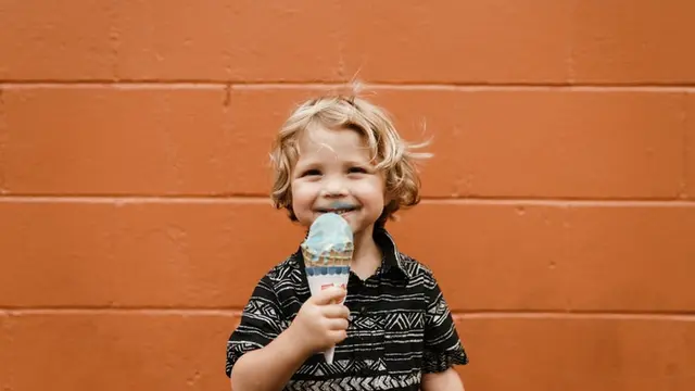 Cara tepat perkenalkan makanan sehat dan seimbang pada anak