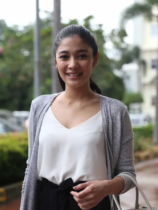 "Tadi habis lihat keadaannya kak Jupe. Kan kemarin katanya sempat drop, ada rasa khawatir juga. Tadi aku lihat kak jupe sudah baik. Semangat kak jupe itu yang nggak pernah putus jadi inspirasi aku," ucap Naysila Mirdad. (Nurwahyunan/Bintang.com)