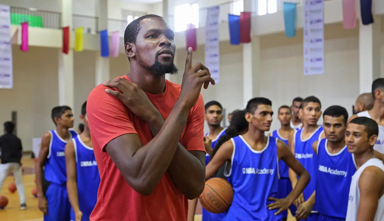 Pemain Golden State Warriors, Kevin Durant  memberi pelatihan basket kepada pemain muda di Greater Noida, dekat New Delhi, 28 Juli 2017. Durant  di India dengan misi mempopulerkan basket dan memberi pelatihan di negeri Mahatma Gandhi itu. (AP/Altaf Qadri)