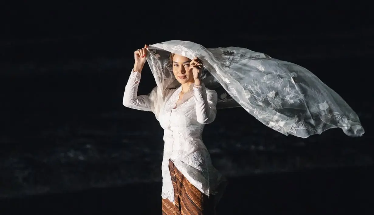 Sara Wijayanti tampil memikat dengan kebaya putih dan kain batik cokelat. Dilengkapi dengan selendang lace sebagai kerudung [@sarawijayanto]