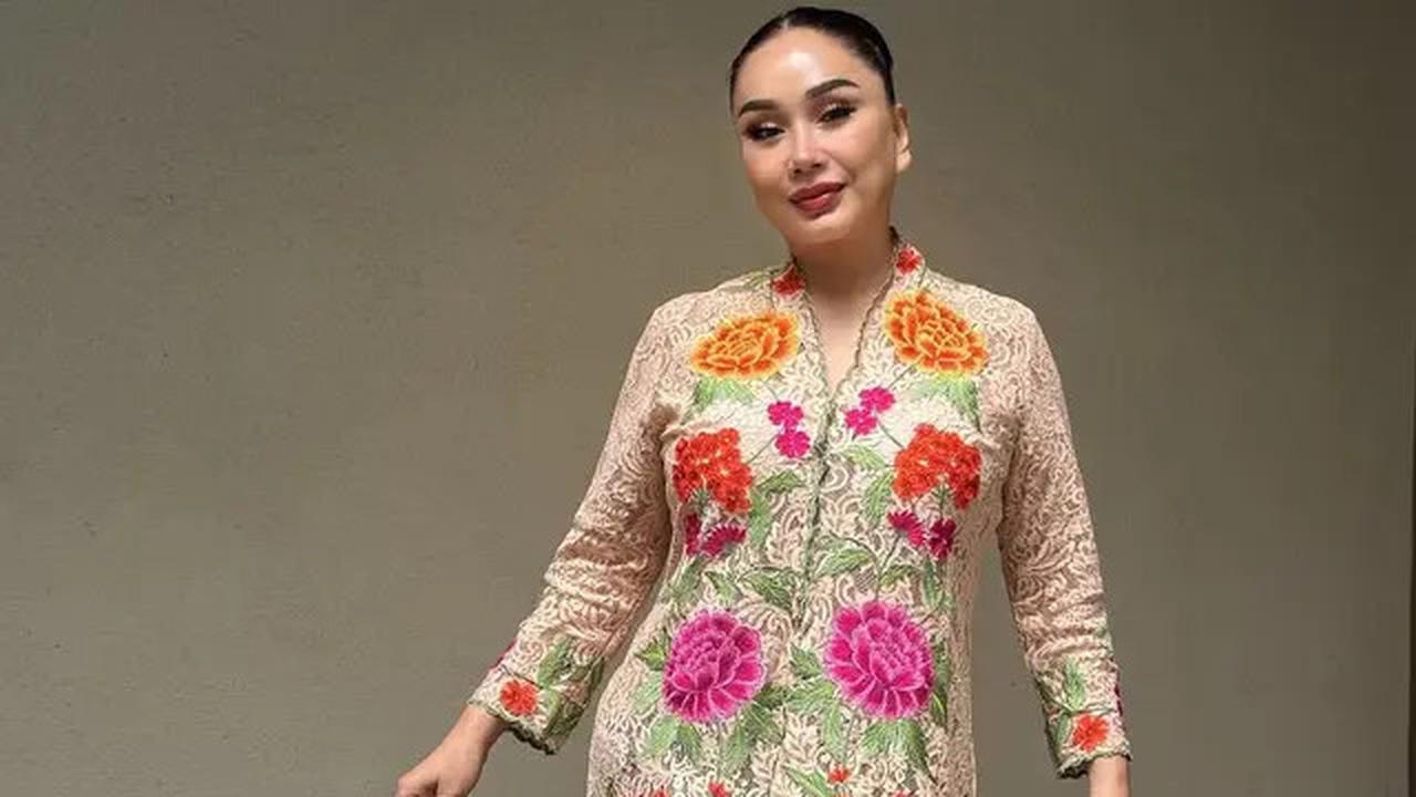 7 Model Kebaya Brokat Motif Bunga, Pilihan Titi DJ di Acara Pernikahan Putrinya Curi Perhatian